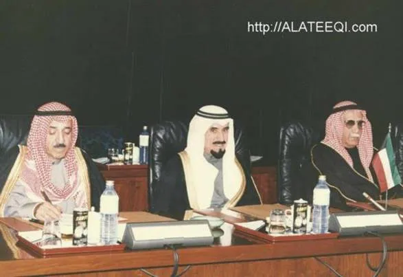 سمو الامير الشيخ جابر الاحمد وسمو الشيخ صباح الاحمد ومعالي المستشار العتيقي‎‎